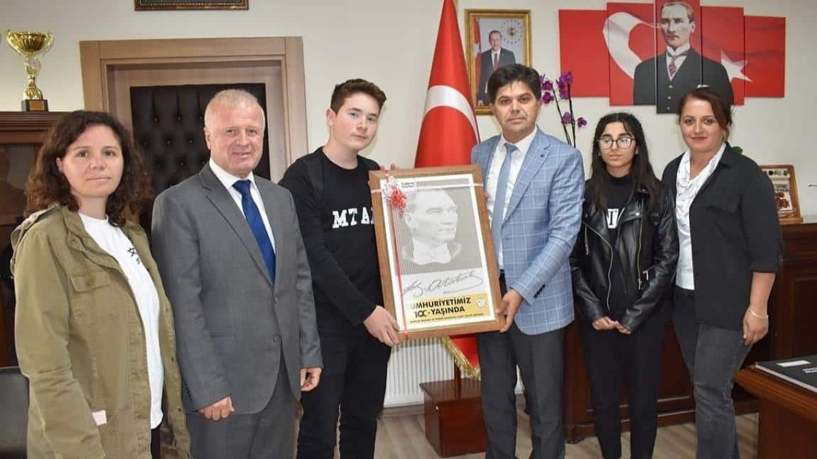 Cumhuriyetimizin 100.yılı etkinlikleri kapsamında hazırladığımız Atatürk portresini, İl Milli Eğitim Müdürümüz Muhammed Özdemirci'ye takdim ettik