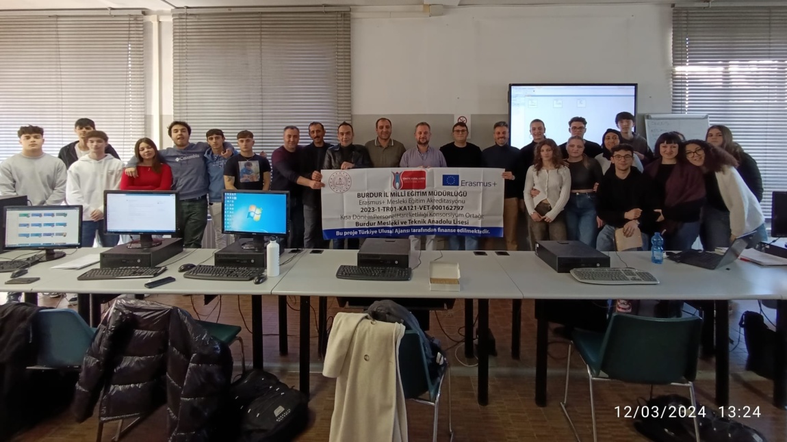 Bilişim Teknolojileri Öğretmenlerimiz İtalya'da Meslek Lisesi Bilişim Sınıfında