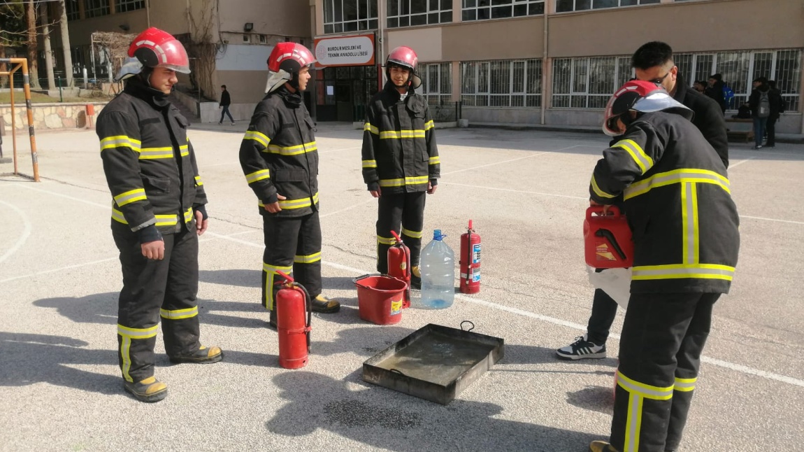 Okulumuzda 1-7 Mart Deprem Haftasında Bina Boşaltma ve Yangın Söndürme Tatbikatı yapıldı.