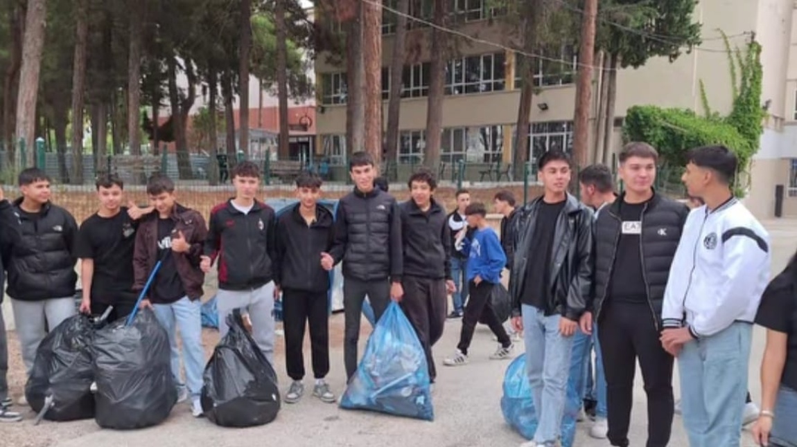 Öğrencilerimiz okul ve çevresinde çevre temizliği etkinliği yaptı