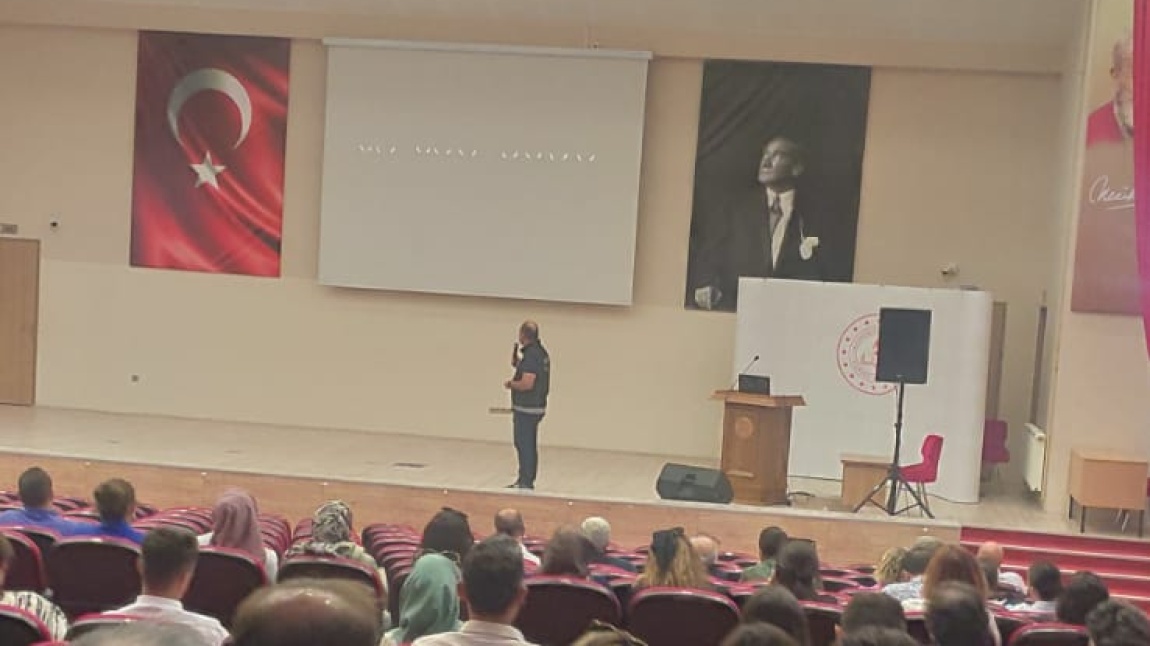 Burdur İl Emniyet Müdürlüğü ekipleri, öğretmenlerimizle bir araya gelerek bağımlılıkla mücadele ile ilgili bilgilendirmelerde bulundu